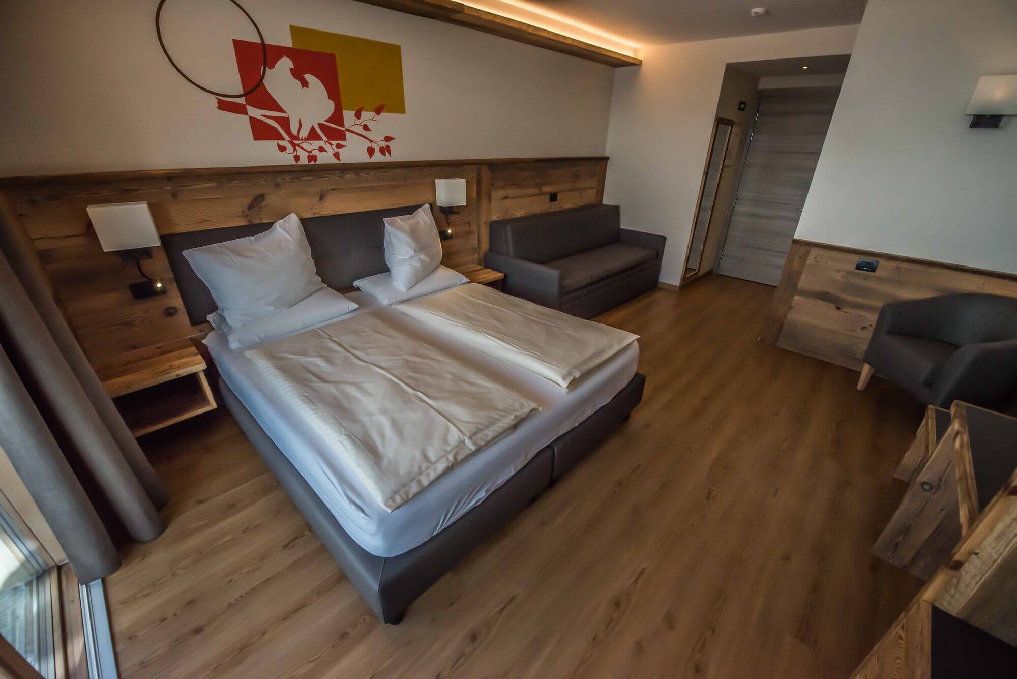 Ampia camera con parquet e arredamento alpino: Hotel a Livigno